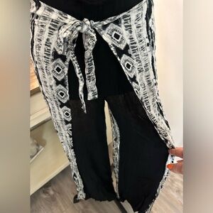 No Boundaries Black/White Printed Wide Leg Pants - Size M